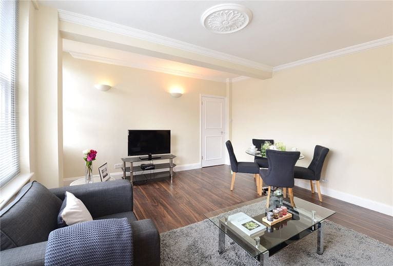 2 bedroom flat, Hill Street, Mayfair W1J - Available