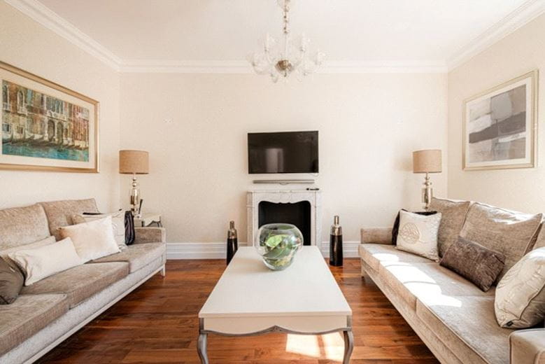 3 bedroom flat, Grosvenor Square, Mayfair W1K - Available