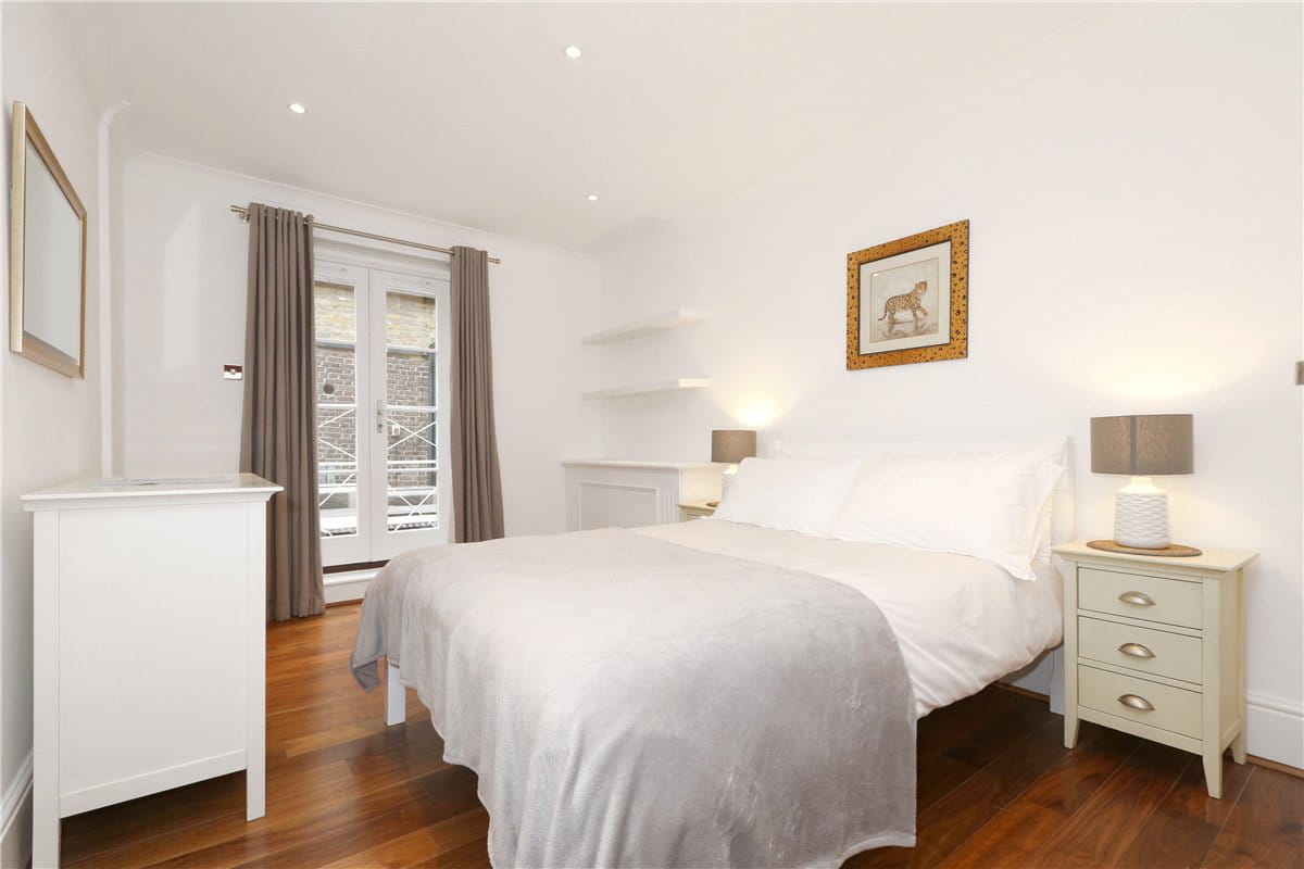 2 bedroom flat, Dover Street, Mayfair W1S - Available
