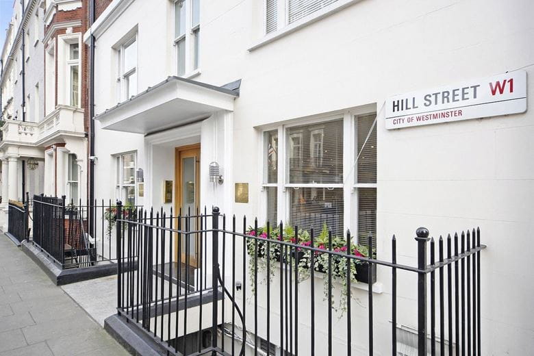  bedroom flat, Hill Street, Mayfair W1J - Available