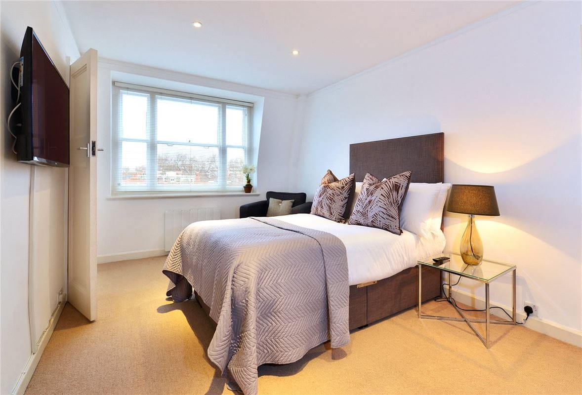  bedroom flat, Hill Street, Mayfair W1J - Available