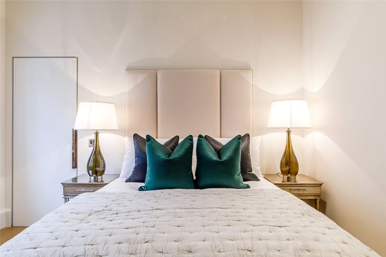 3 bedroom flat, Duke Street, Mayfair W1K - Available