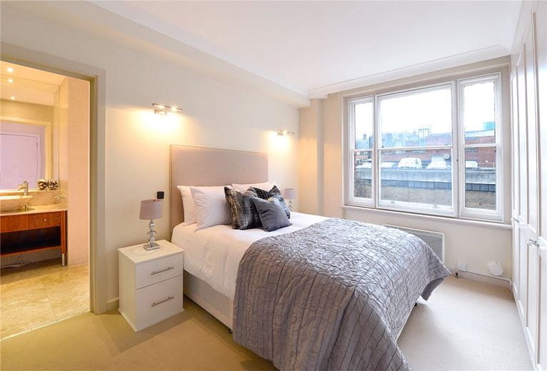 3 bedroom flat, Hill Street, Mayfair W1J - Available