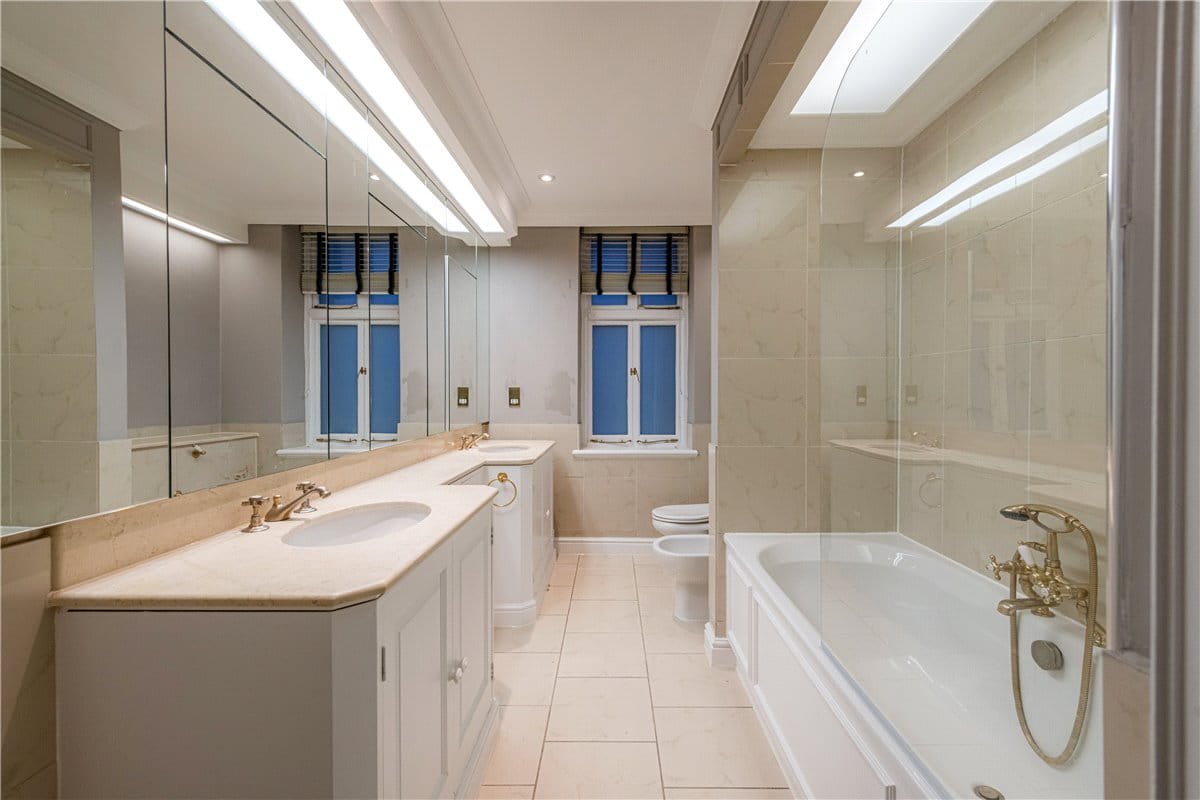 3 bedroom flat, Mount Street, Mayfair W1K - Available