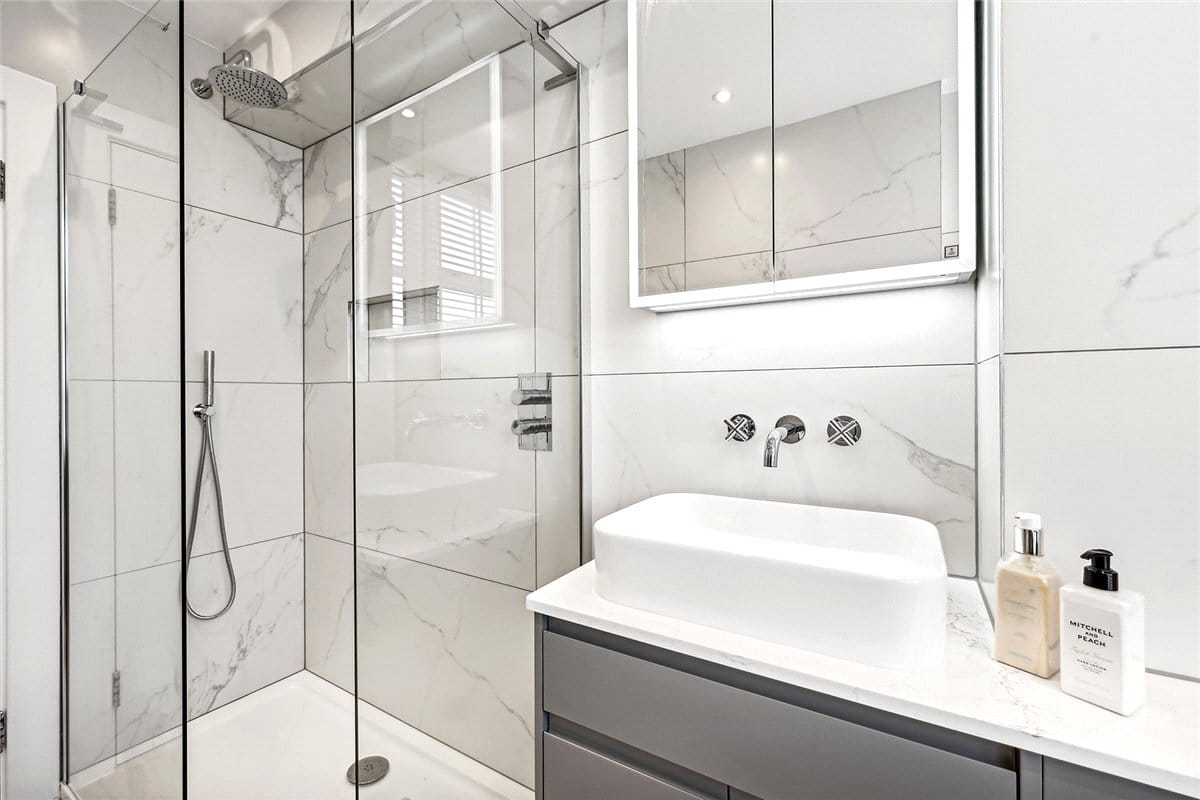 1 bedroom flat, Richmond Court, 200 Sloane Street SW1X - Available