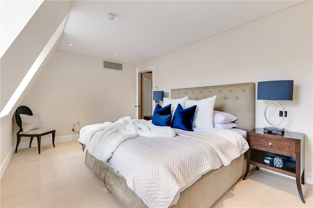 3 bedroom flat, Park Street, Mayfair W1K - Available