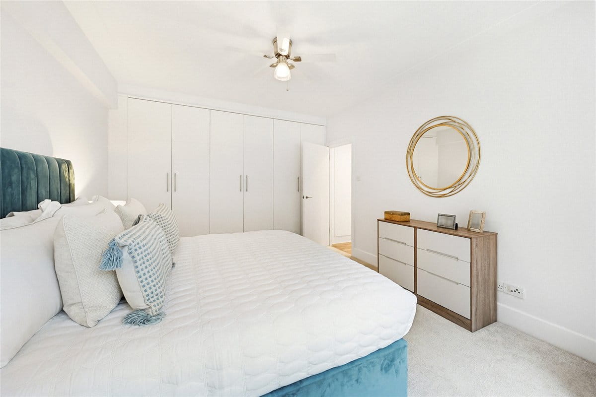 1 bedroom flat, Richmond Court, 200 Sloane Street SW1X - Available