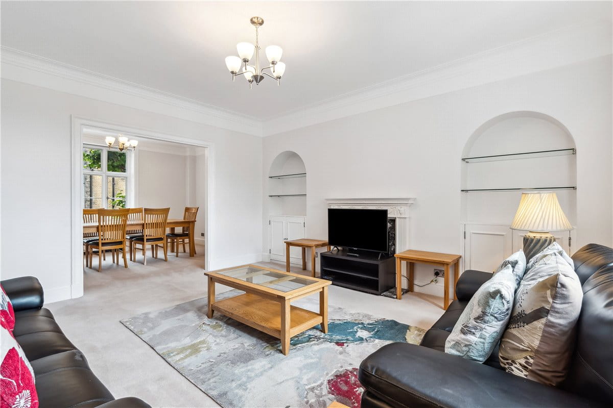 2 bedroom flat, Chesterfield Gardens, Mayfair W1J
