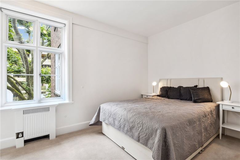 2 bedroom flat, Chesterfield Gardens, Mayfair W1J