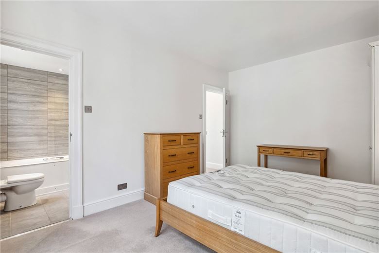 2 bedroom flat, Chesterfield Gardens, Mayfair W1J