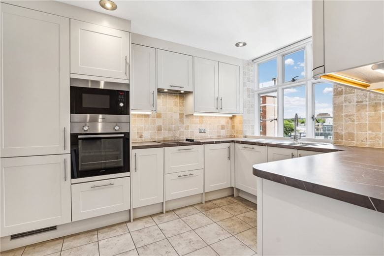 2 bedroom flat, Chesterfield Gardens, Mayfair W1J