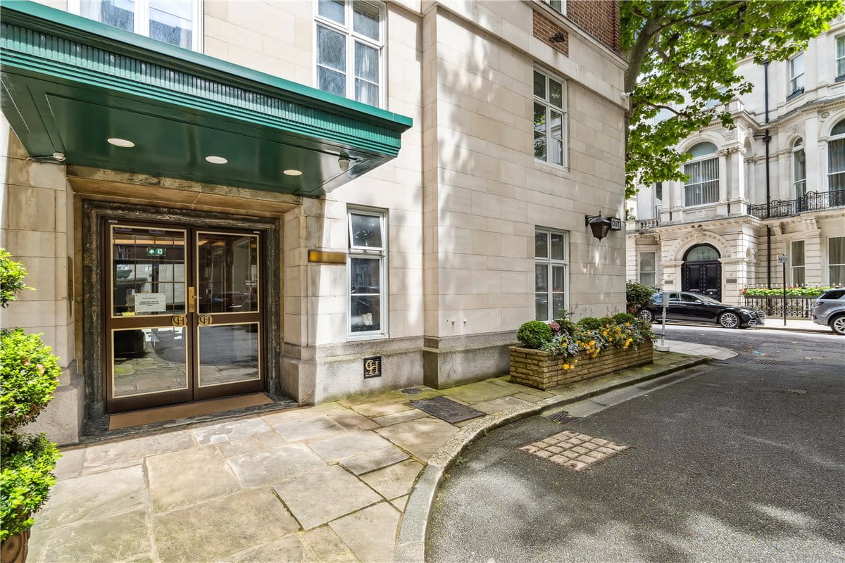 2 bedroom flat, Chesterfield Gardens, Mayfair W1J