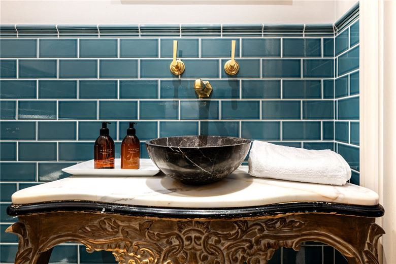 2 bedroom flat, Strand, Covent Garden WC2R - Available