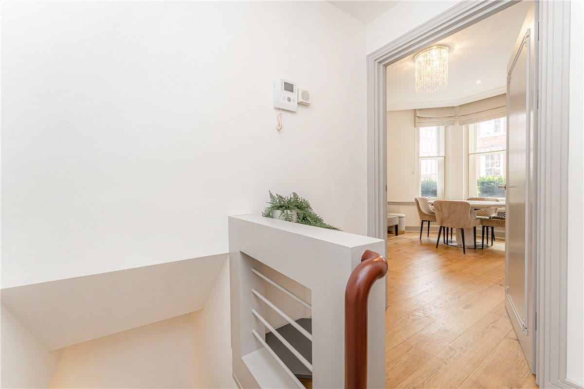2 bedroom flat, Park Street, Mayfair W1K - Available