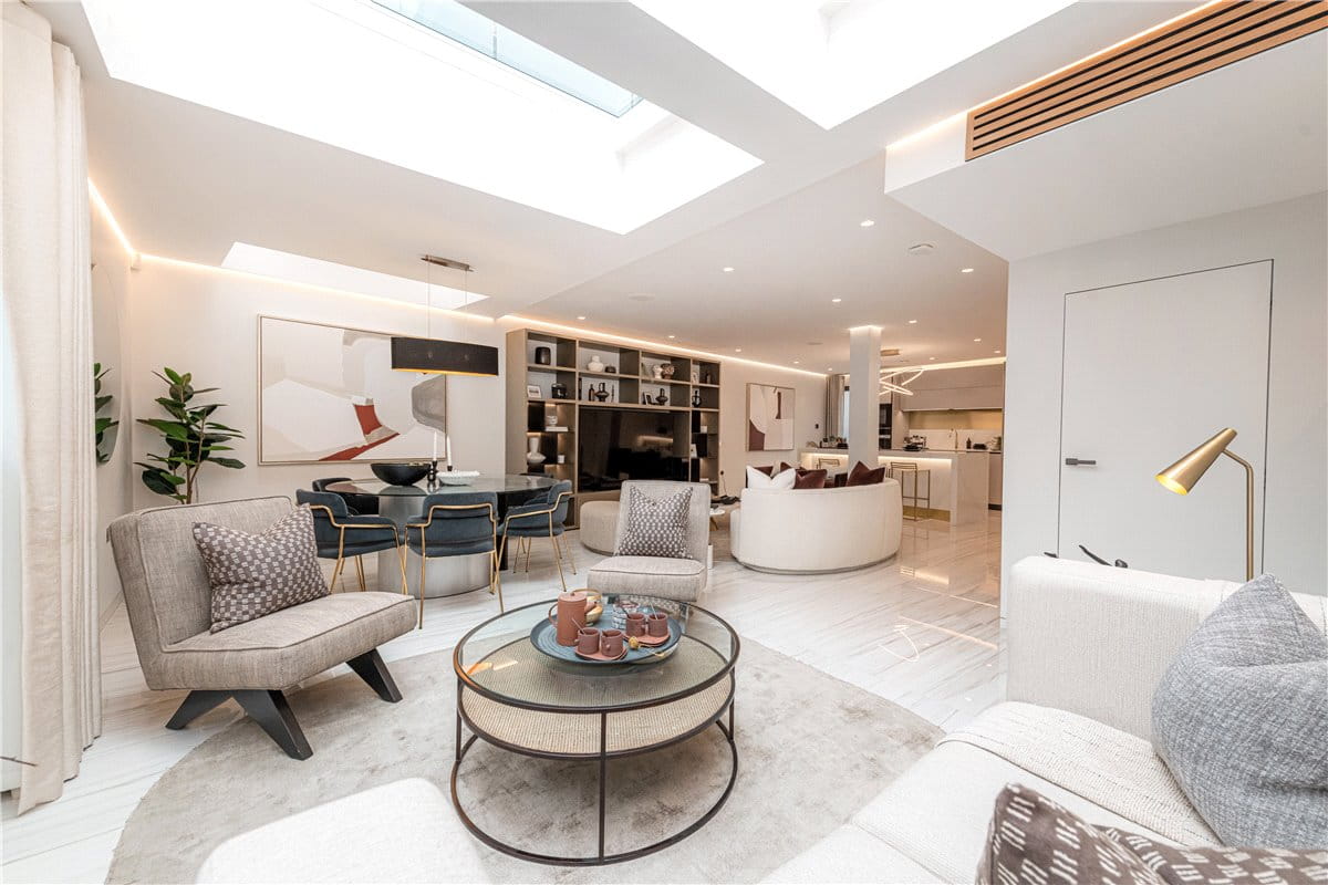 3 bedroom maisonette, South Molton Street, Mayfair W1K - Available