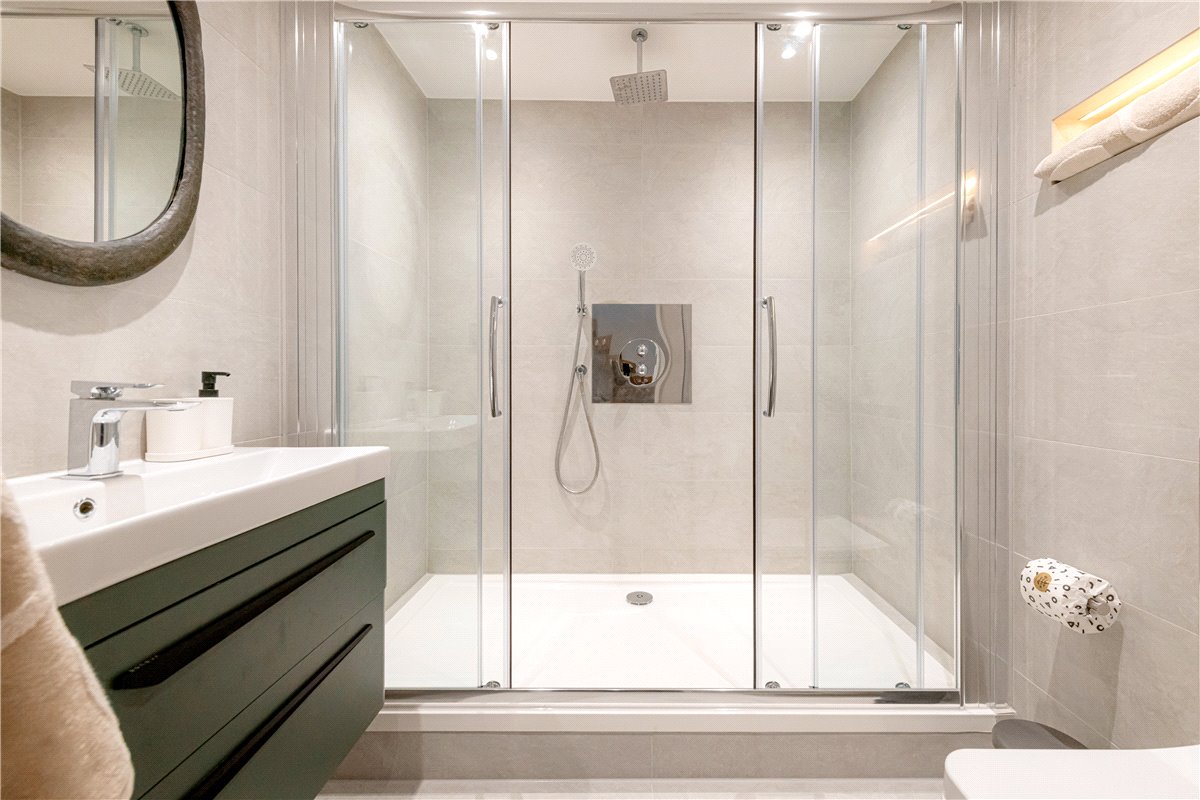 2 bedroom flat, Curzon Street, Mayfair W1J - Available