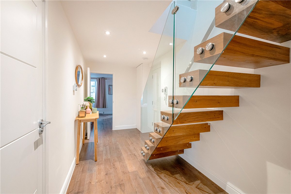 2 bedroom flat, Curzon Street, Mayfair W1J - Available