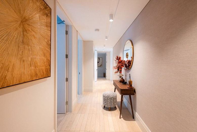 3 bedroom flat, Cork Street, Mayfair W1S - Available