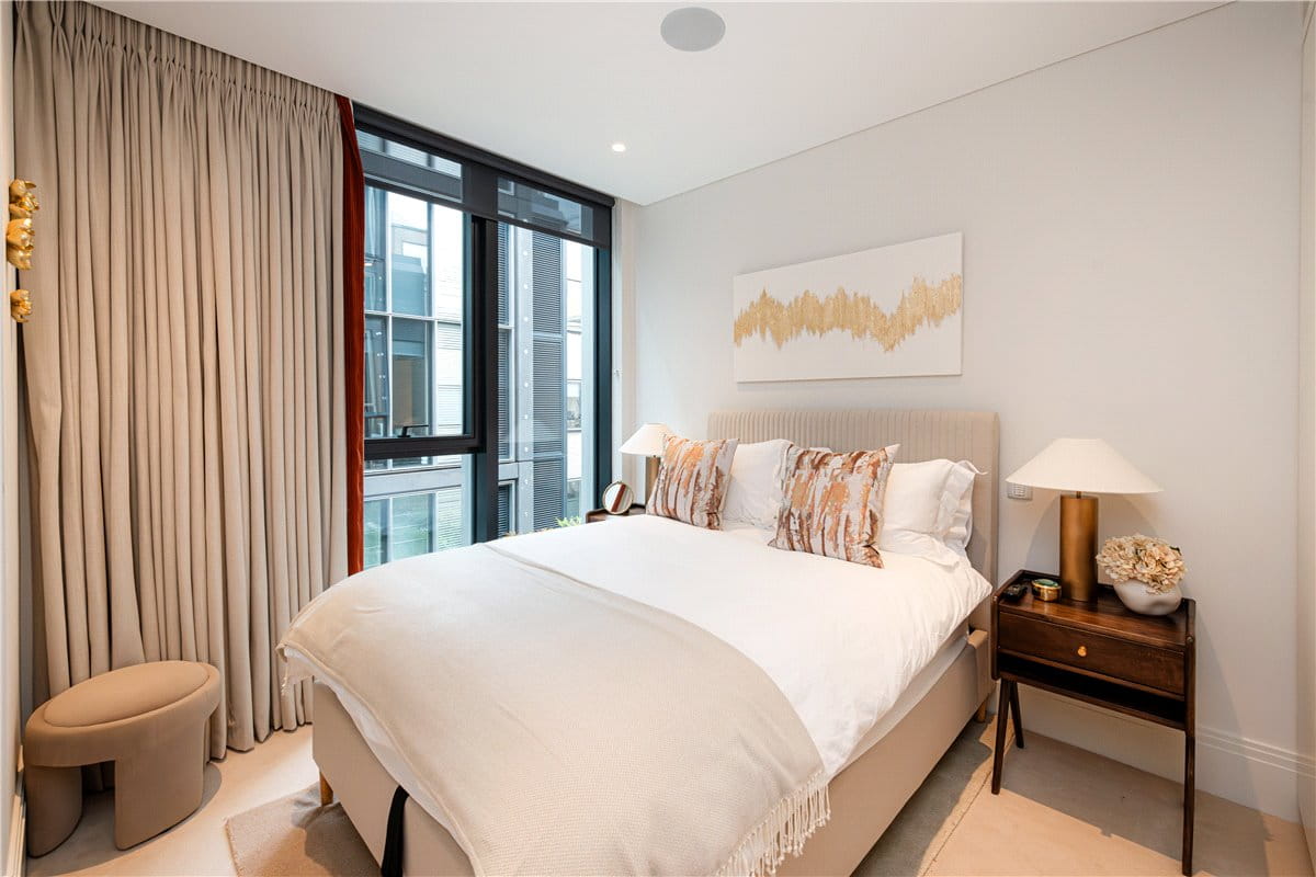 3 bedroom flat, Cork Street, Mayfair W1S - Available