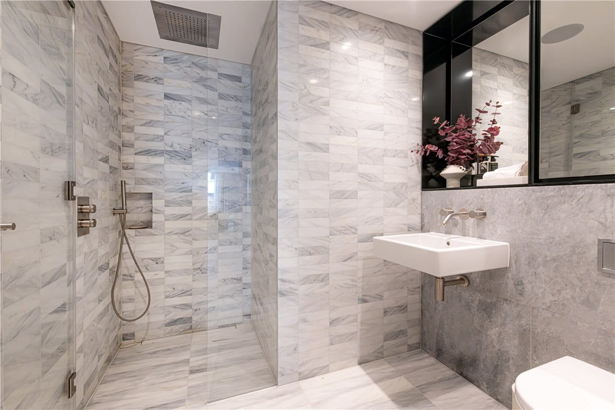 3 bedroom flat, Cork Street, Mayfair W1S - Available