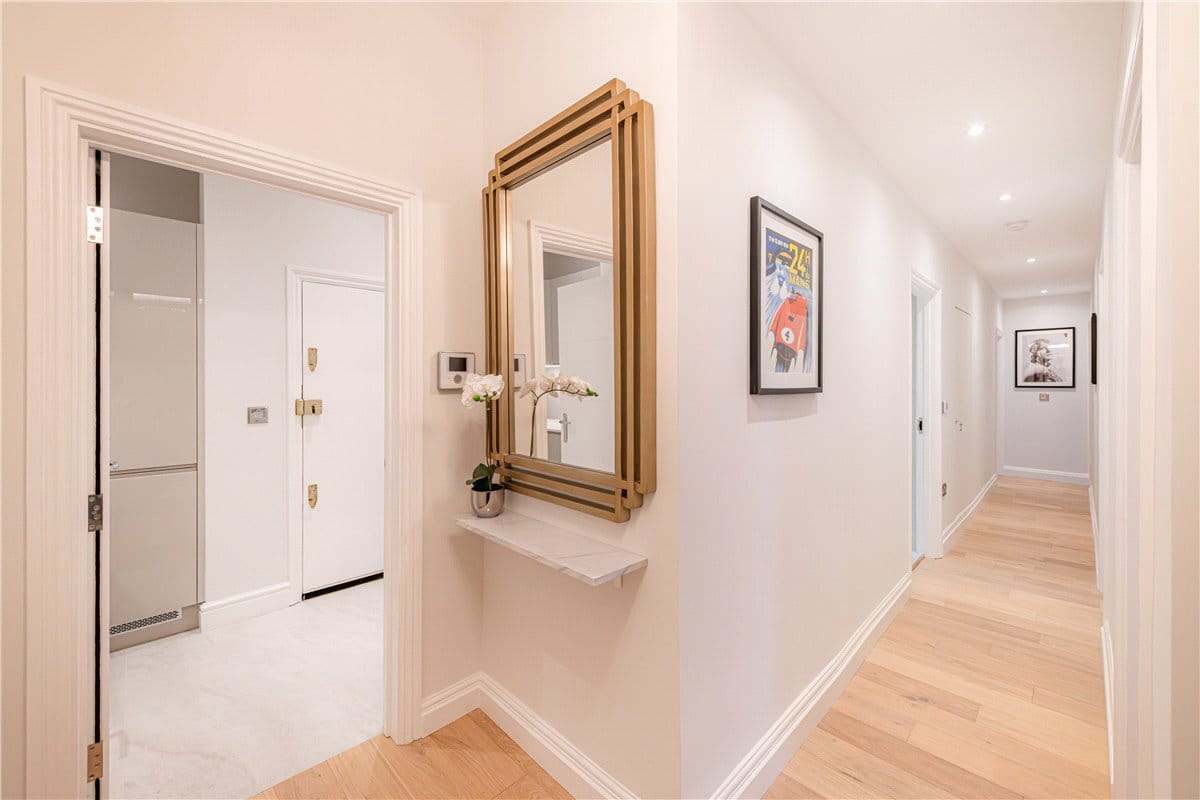 2 bedroom flat, Park Street, Mayfair W1K - Available