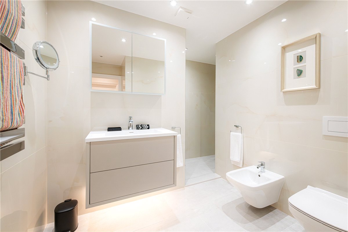 2 bedroom flat, Park Street, Mayfair W1K - Available