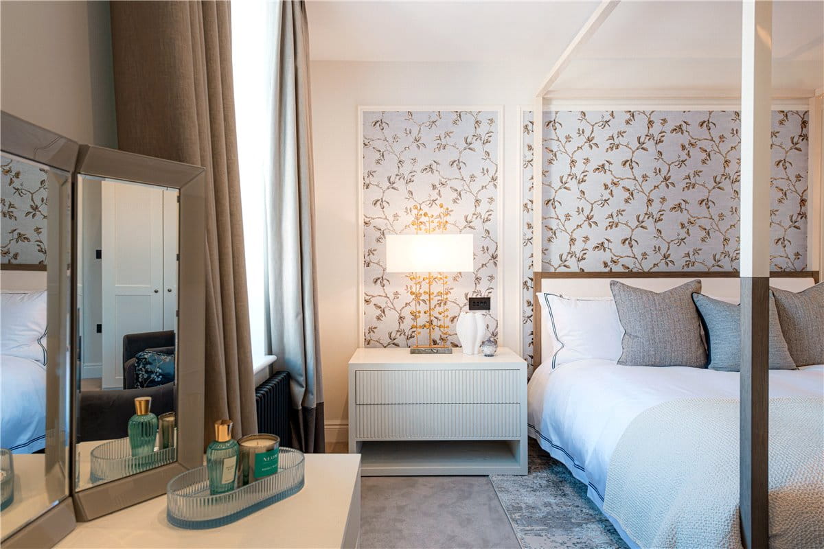 3 bedroom flat, Curzon Street, Mayfair W1J - Available