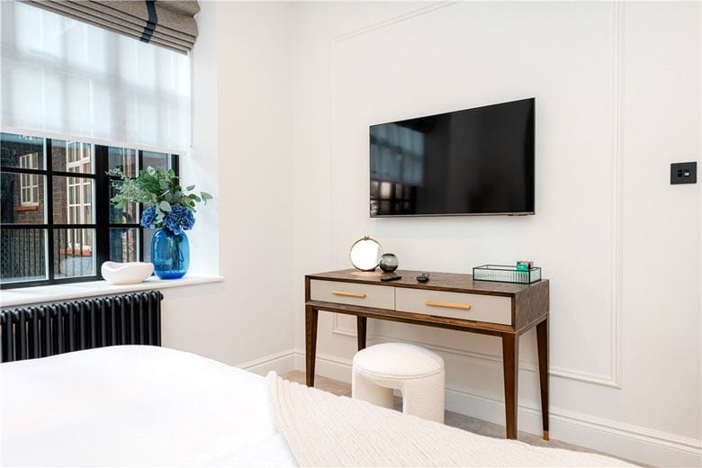 3 bedroom flat, Curzon Street, Mayfair W1J - Available