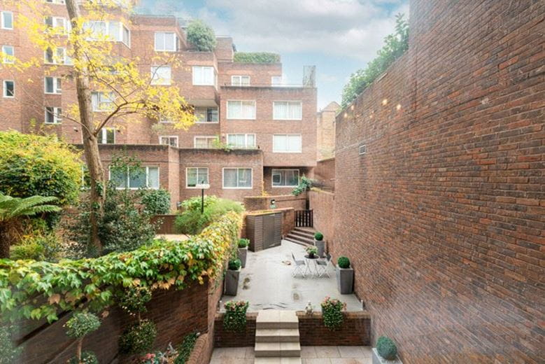 2 bedroom flat, Ebury Street, Belgravia SW1W - Available