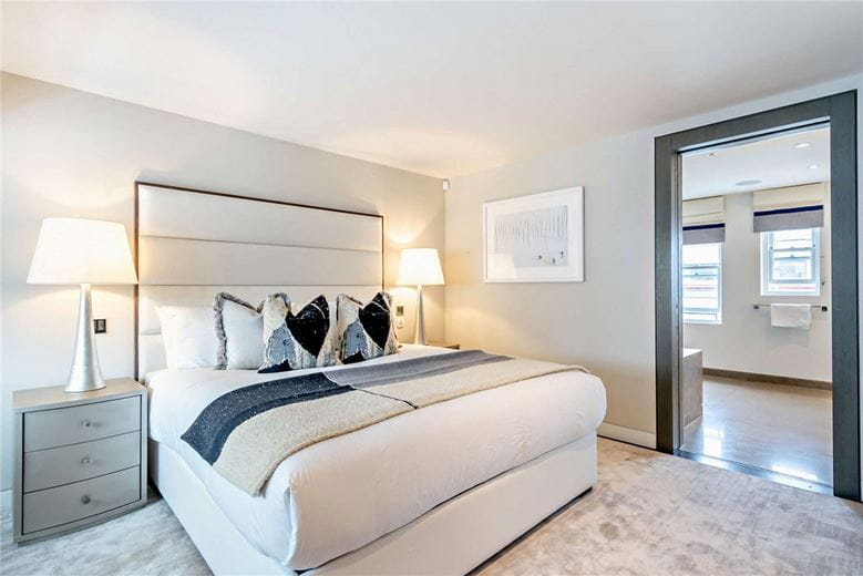 2 bedroom flat, Duke Street, Mayfair W1K - Available