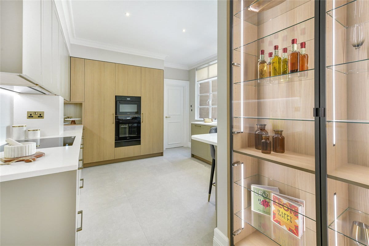3 bedroom flat, Grosvenor Square, Mayfair W1K - Available