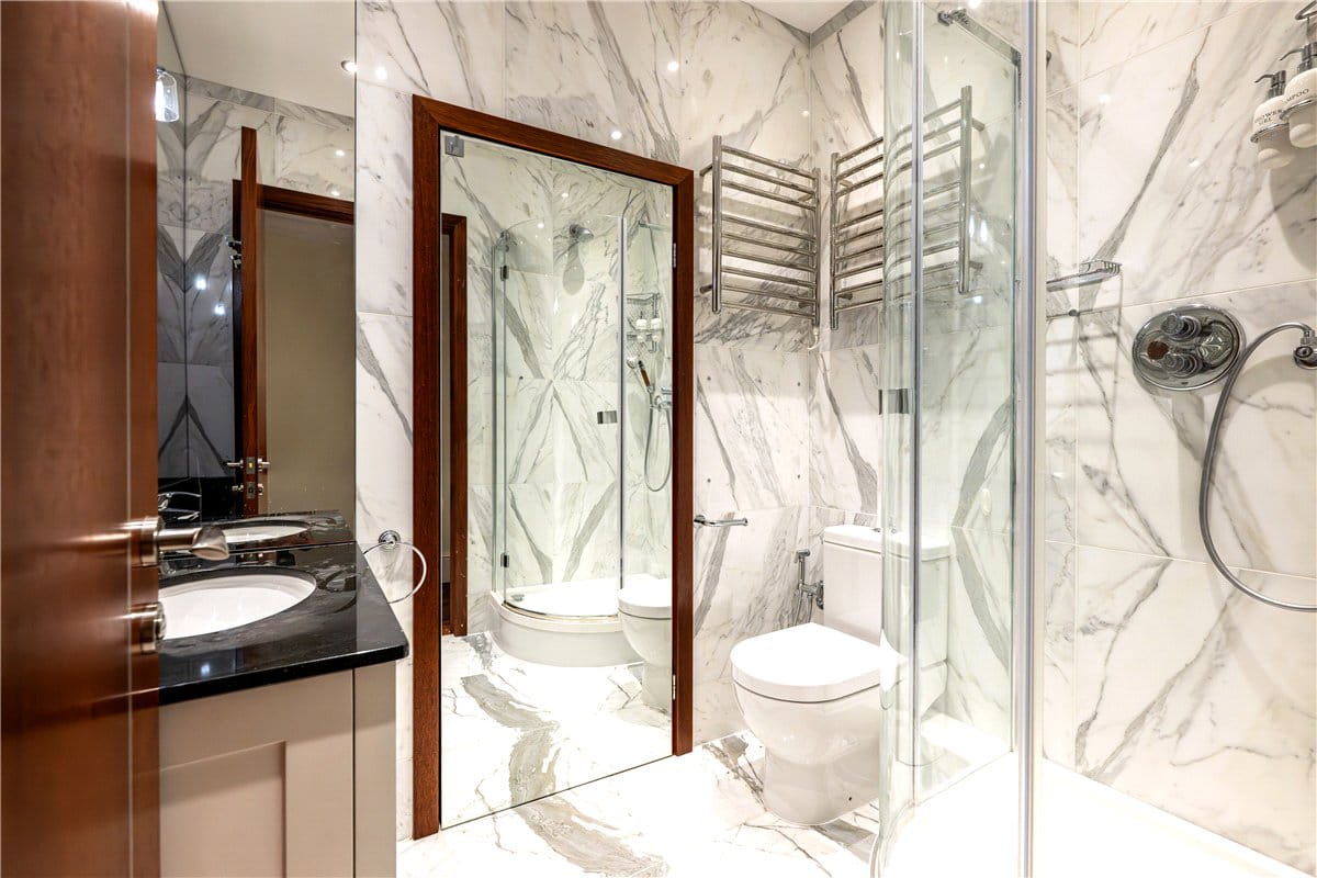 2 bedroom flat, Grosvenor Square, Mayfair W1K - Available