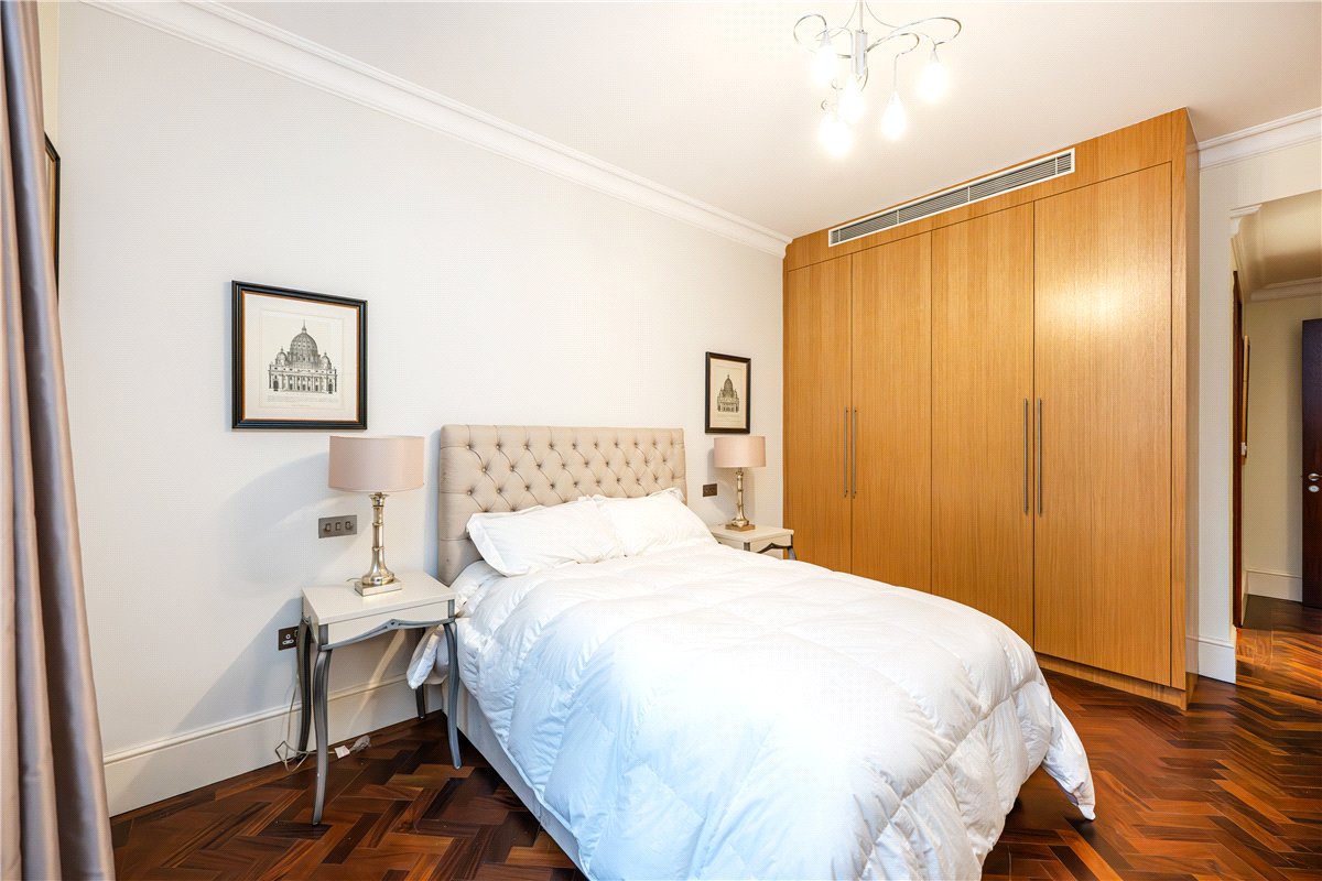 2 bedroom flat, Grosvenor Square, Mayfair W1K - Available