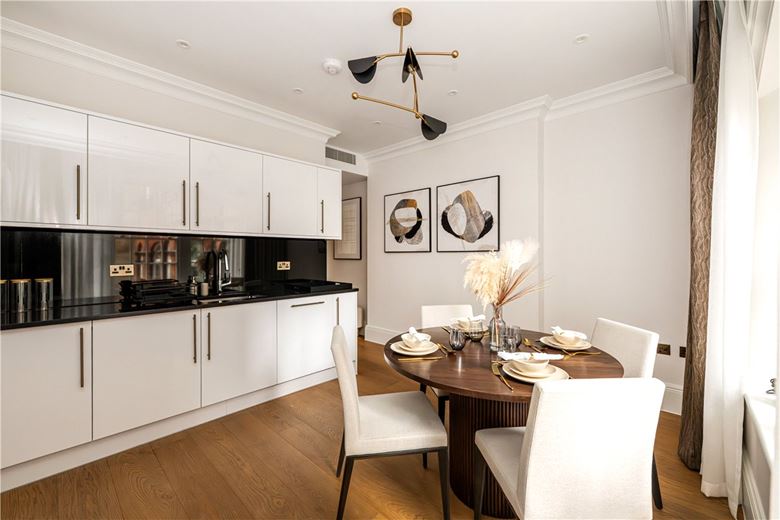 2 bedroom flat, Stratton Street, London W1J - Available