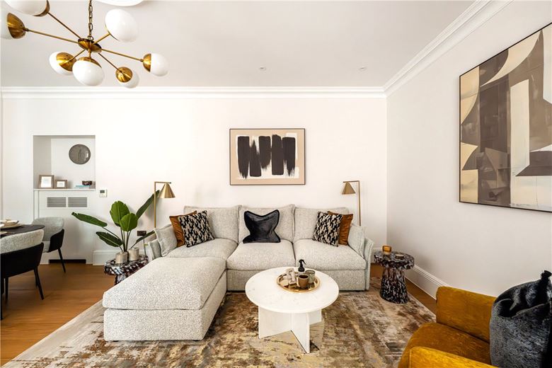 2 bedroom flat, Stratton Street, London W1J - Available