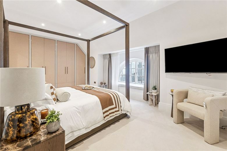 3 bedroom flat, Stratton Street, Mayfair W1J - Available