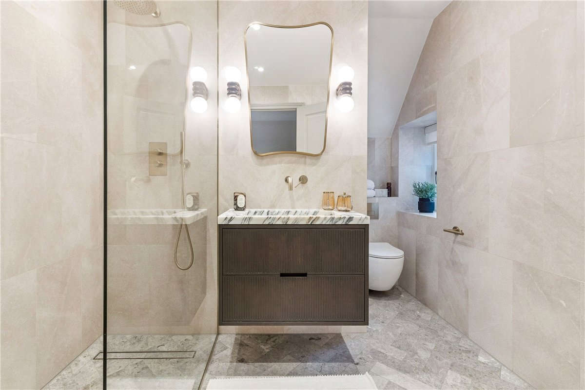 3 bedroom flat, Stratton Street, Mayfair W1J - Available