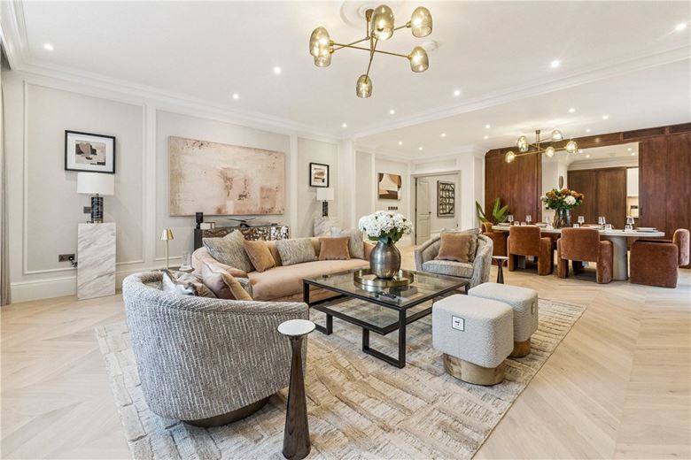 3 bedroom flat, Stratton Street, Mayfair W1J - Available