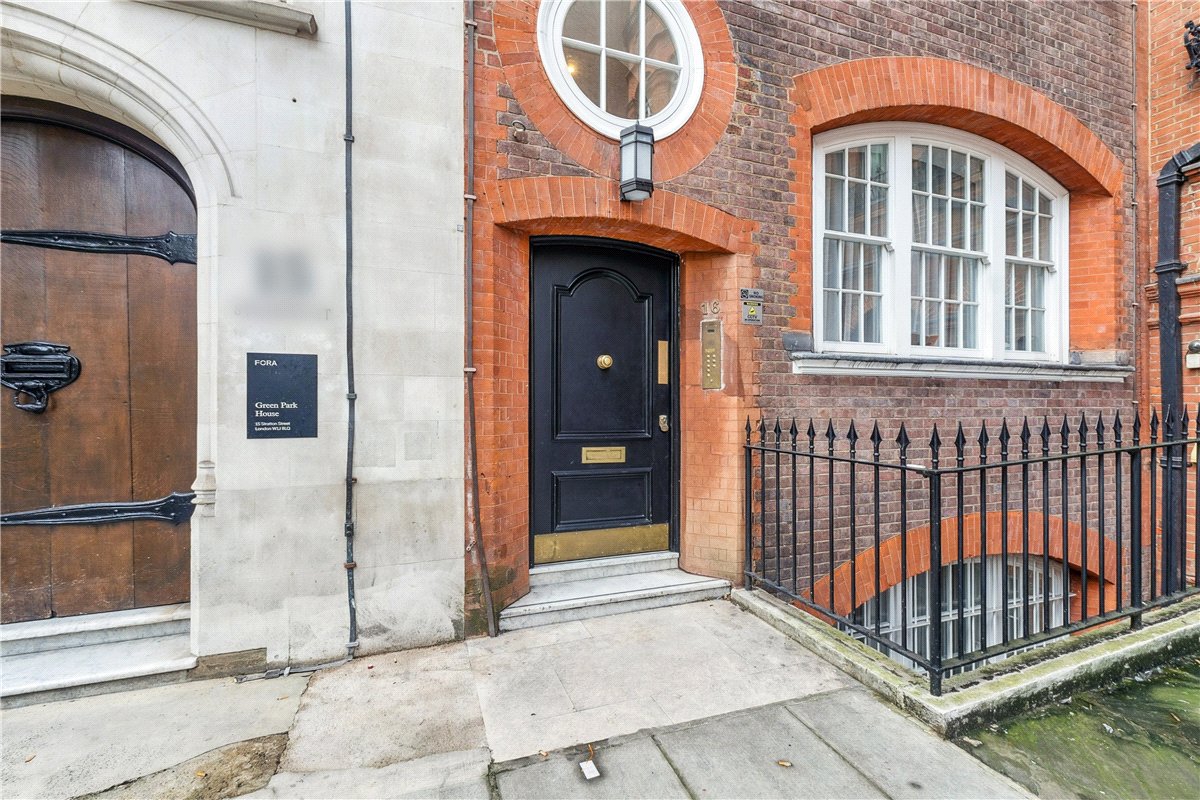 3 bedroom flat, Stratton Street, Mayfair W1J - Available