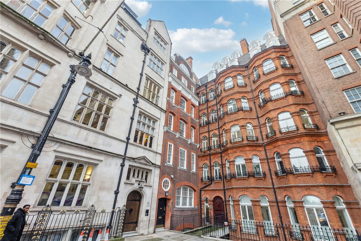 3 bedroom flat, Stratton Street, Mayfair W1J - Available