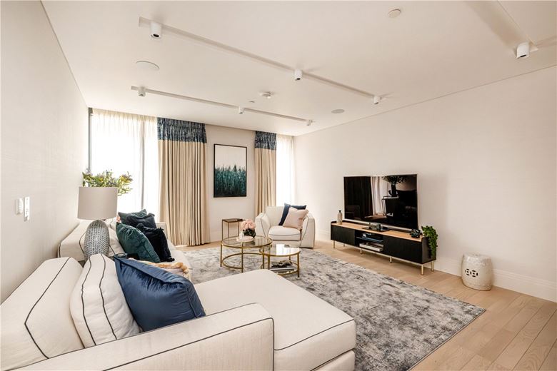 2 bedroom flat, Cork Street, Mayfair W1S - Available