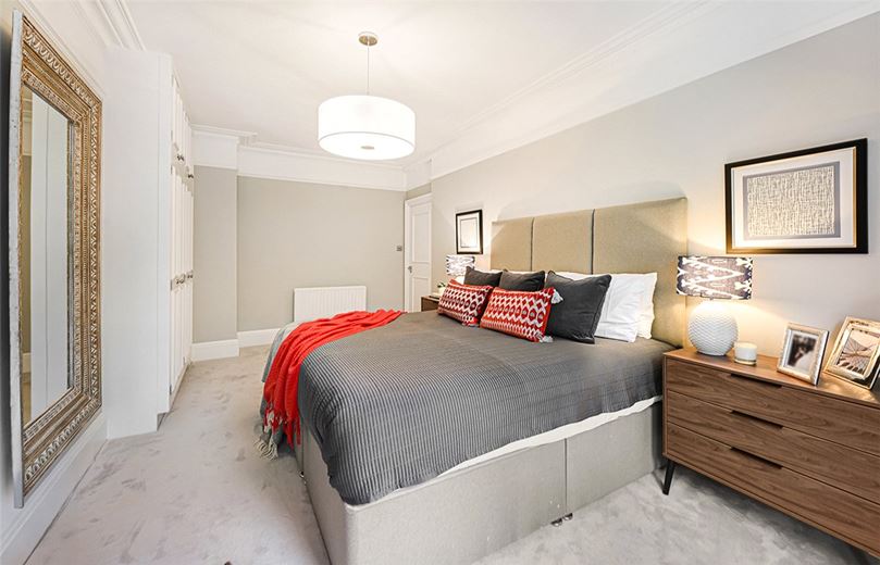 2 bedroom flat, St Georges Court, Gloucester Road SW7 - Available