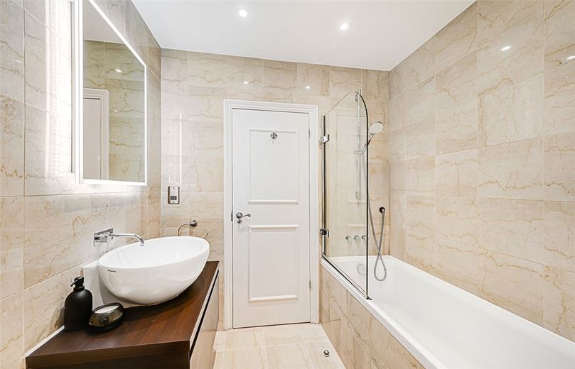 2 bedroom flat, St Georges Court, Gloucester Road SW7 - Available