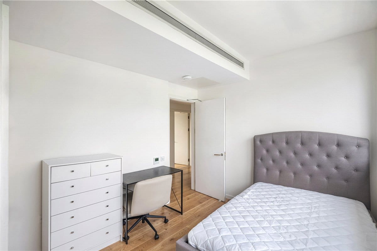 3 bedroom flat, Rathbone Place, Fitzrovia W1T - Available