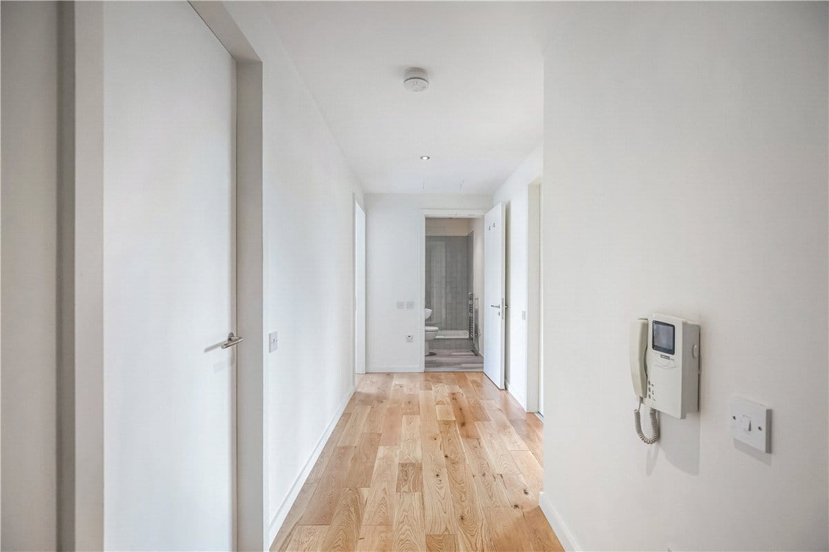 3 bedroom flat, Rathbone Place, Fitzrovia W1T - Available