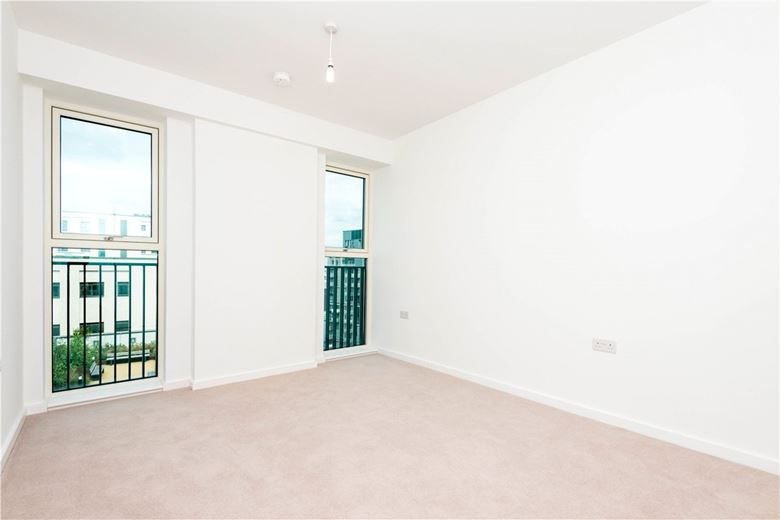 3 bedroom flat, Heartwell Avenue, London E16