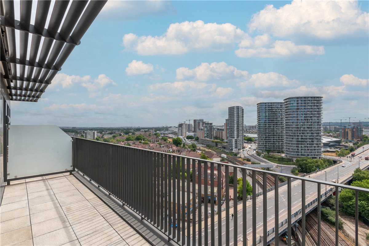 2 bedroom flat, Heartwell Avenue, London E16 - Let Agreed