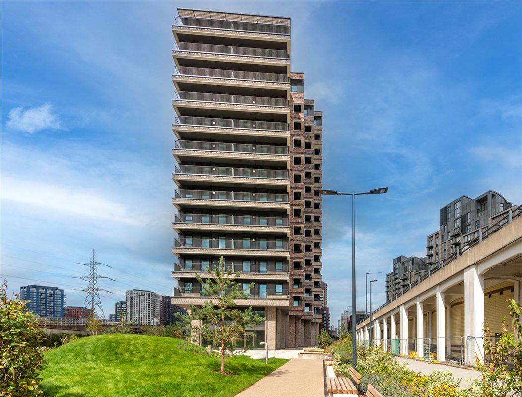 2 bedroom flat, Heartwell Avenue, London E16 - Let Agreed