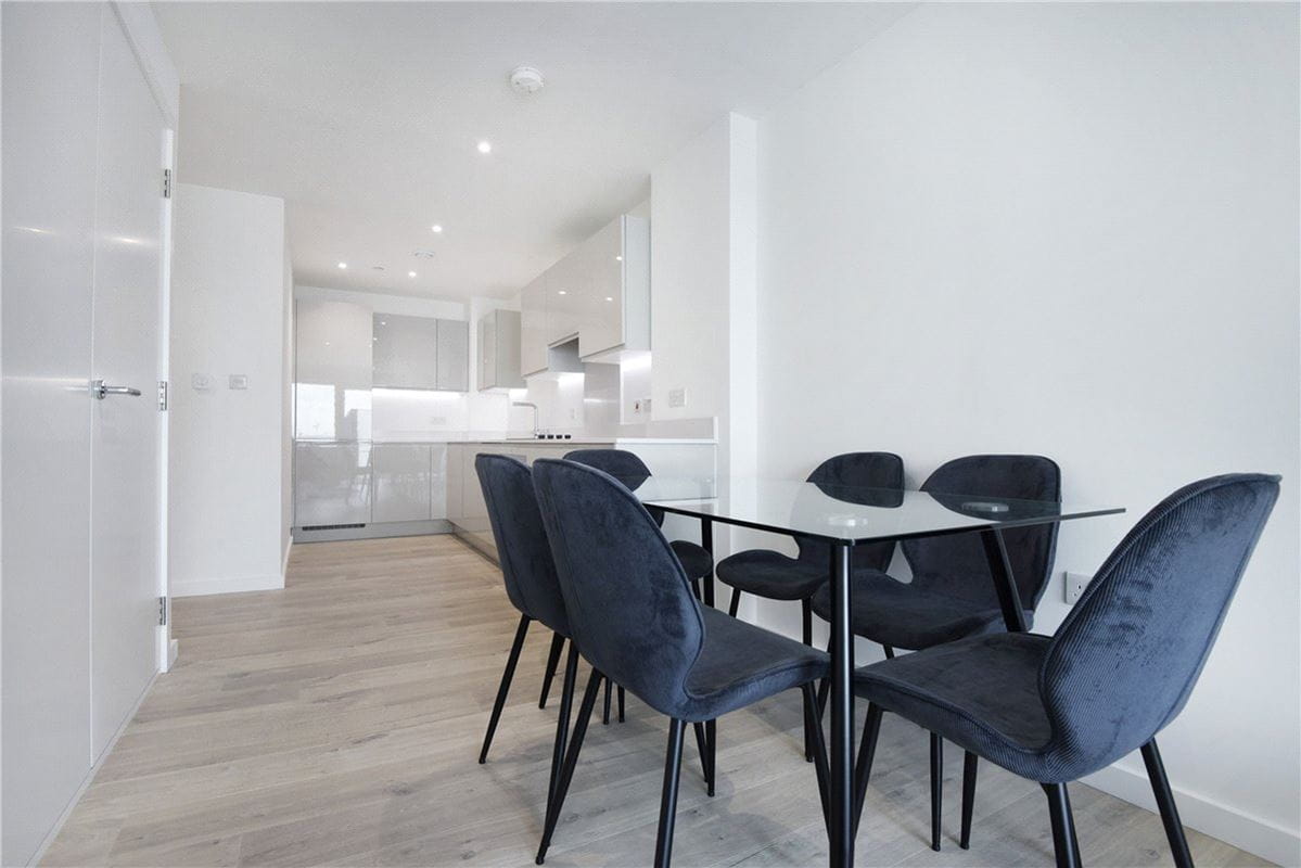 2 bedroom flat, Heartwell Avenue, London E16 - Available