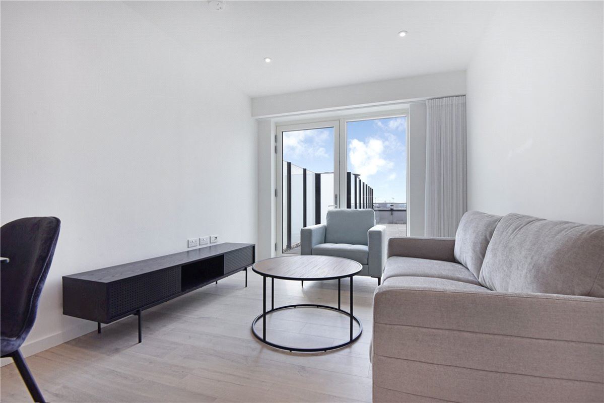 2 bedroom flat, Heartwell Avenue, London E16 - Available